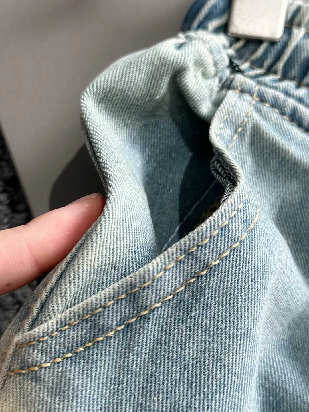 🅿️330 Stone Island 2025 new summer jeans and denim shorts are woven from imported Japanese Denim plain cotton denim fabrics. They are complete with three standards. The top stonewashing process makes the texture reach the old taste of the 1980s. It is soft, delicate, comfortable and breathable. The color has a modern and fashionable vicissitudes. The upper body is versatile and fashionable! Light luxury, a must-have item for daily commuting! Size: S-2XL (please state your height and weight when placing an order)